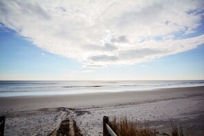 Nær stranden og solsenger