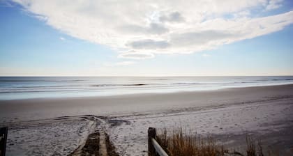5 BEDROOMS 4.5 BATHS!!! 1/2 block to Beach! Pets OK!! ELEVATOR!