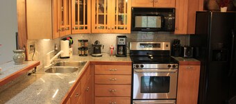 Luxurious Romantic Blue Ridge Mt retreat w/trout creek/pond/Roan Mt. view