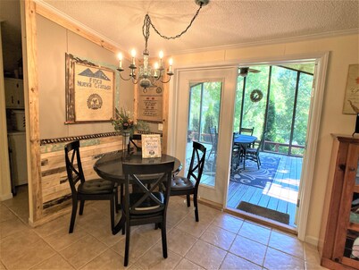 Luxurious Romantic Blue Ridge Mt retreat w/trout creek/pond/Roan Mt. view