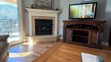 Téléviseur ACL, foyer, lecteur de DVD, livres