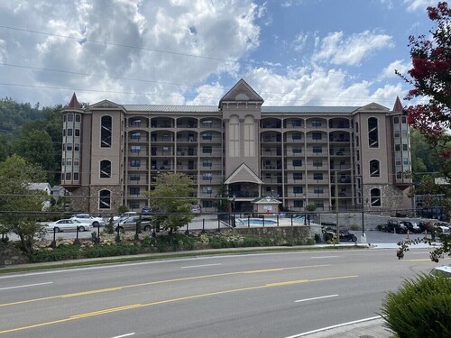 Cascading Creek/ Gatehouse Condos/ 2 Bedr./ 6th Floor