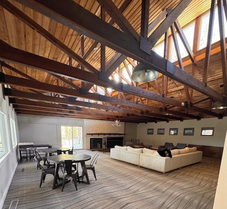 Interior. Ski & Racquet Club Condo! Free Shuttle,2B/2B, Pool, Hot Tub, Courts and Mt View!