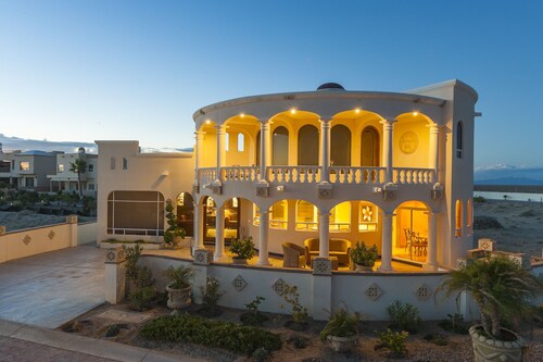 Beautiful 3br Home on Sandy Beach