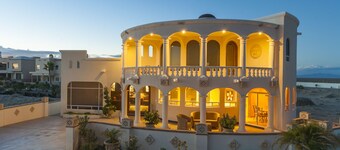 Beautiful 3br Home on Sandy Beach