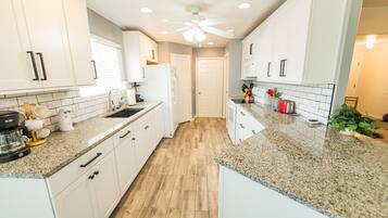 雪櫃、微波爐、焗爐、爐具