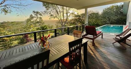 Belle maison moderne avec une vue panoramique impressionnante et une piscine pour les amoureux des oiseaux