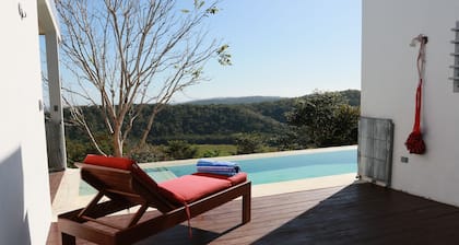 Belle maison moderne avec une vue panoramique impressionnante et une piscine pour les amoureux des oiseaux