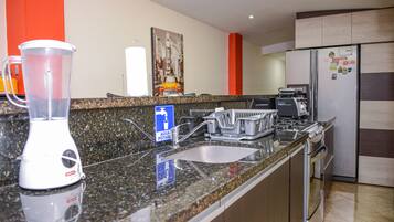 Réfrigérateur, micro-ondes, plaque de cuisson, cafetiÚre/bouilloire