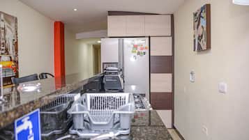 Frigorífico, microondas, placa de cocina y cafetera o tetera