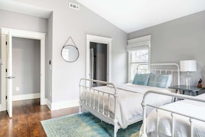 3 slaapkamers, een strijkplank/strijkijzer, wifi, beddengoed