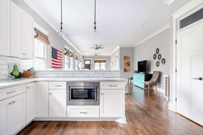 Réfrigérateur, four à micro-ondes, un four, surface de cuisson