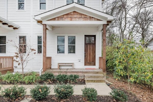 Exterior detail - Spacious Dog Friendly 3 BR Townhome, Grill, Patio 3 Blocks to Grocer, 5 Mins to 5 Points, 15 Mins to Broadway, 24 Hour Hospitality Team, Perfect for Families (Nashville)