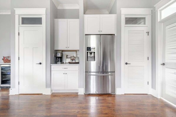 Fridge, microwave, oven, stovetop - Spacious Dog Friendly 3 BR Townhome, Grill, Patio 3 Blocks to Grocer, 5 Mins to 5 Points, 15 Mins to Broadway, 24 Hour Hospitality Team, Perfect for Families (Nashville)