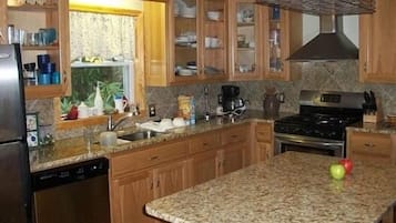 Refrigerador, microondas, lavavajillas y cafetera y tetera