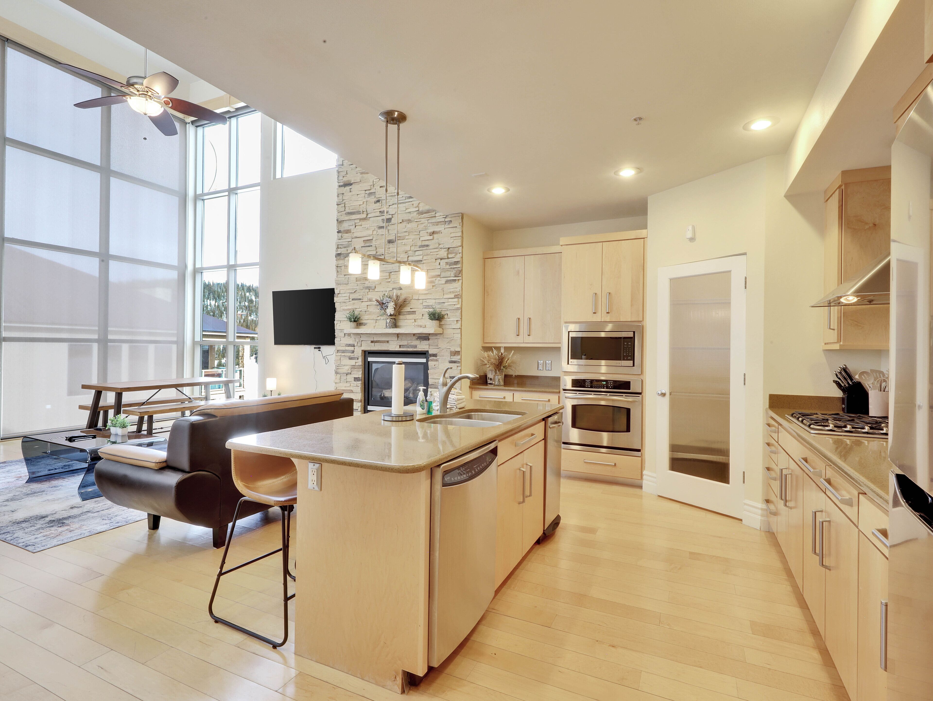 Jääkaappi, mikroaaltouuni, uuni, liesi