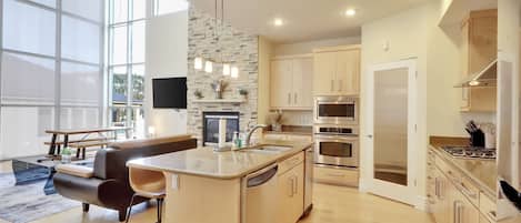 Jääkaappi, mikroaaltouuni, uuni, liesi