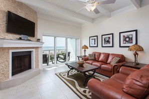 Smart TV, caminetto, altoparlanti intelligenti, impianto stereo