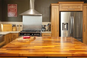 Kjøleskap, mikrobølgeovn, ovn og kokeplater