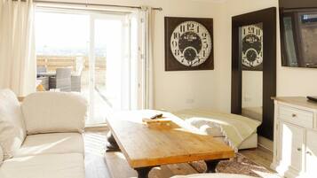 Smart TV, video games, DVD player, video library