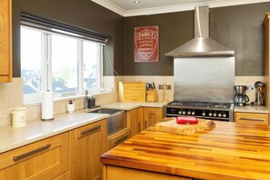 Großer Kühlschrank, Mikrowelle, Ofen, Herdplatte