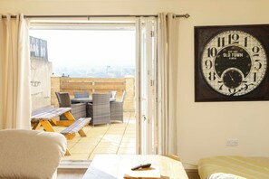 Smart TV, videojuegos, reproductor de DVD y videoteca