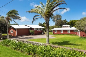 Property grounds - BEST PLACE TO STAY!! Close to Town and World Class Beaches! (Kamuela)