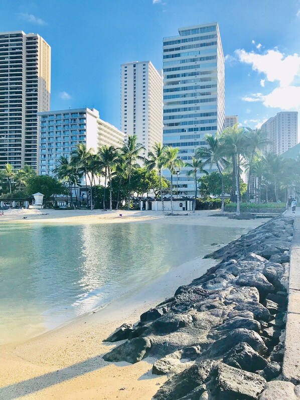 On the beach, sun-loungers - Studio - Ocean & Mtn Views top floor of Closest condo to Beach in Waikiki (Honolulu)