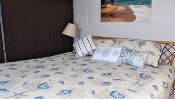 1 bedroom, desk, WiFi, bed sheets