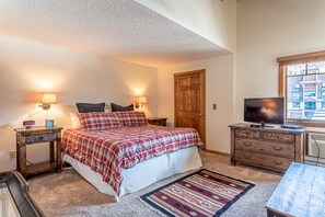 3 bedrooms, internet, bed sheets - Spacious 3-Bedroom + Loft Condo at The Phoenix – Steps from the Slopes! (Steamboat Springs)