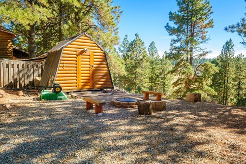 Viehättävä hirsimökki ylimittaisella kannella ja upeat näkymät! Nauti tuoreesta vuoristoilmasta, kun olet taas