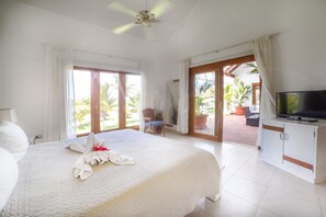 5 عدّة غرف نوم وخزنة داخل الغرفة ومكواة/لوح كي وسرير سفر