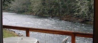 Relaxing Getaway on Mt Hood - Right on the River