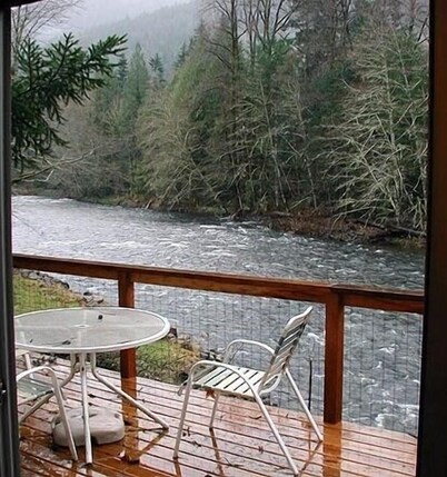 Relaxing Getaway on Mt Hood - Right on the River