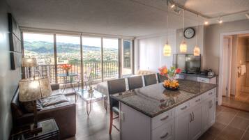 Televisión, reproductor de DVD y libros