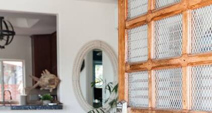 Rantamökki w / porealtaalla, oma piha, 2 blks rantaan / ravintolat / ruokakaupat