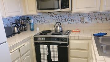 KĂŒhlschrank, Mikrowelle, Ofen, Herdplatte