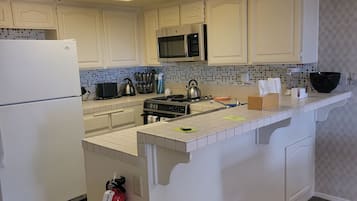 KĂŒhlschrank, Mikrowelle, Ofen, Herdplatte