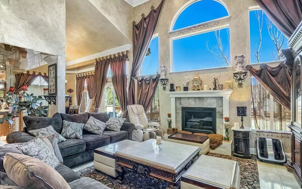 Smart TV, fireplace, DVD player, ping pong - ULTRA LUXURY, 5,573SF, 5BR 2KS & 4QS Beds, 4BA, 3FP, Interquest & I-25 by AFA (Colorado Springs)