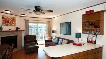 Smart-TV, peis og bøker