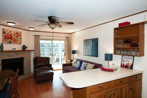 Smart TV, chimenea y libros 