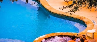 Cool Waterfront*COMAL*POOL*HTUB - WALK TO DWNTN - TUBES INCL