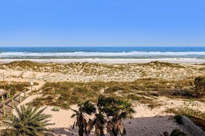 På stranden, solstolar och strandhanddukar