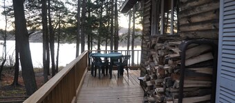 プライバシーとたくさんの部屋を備えた、手付かずの環境にあるレイクフロントシャレー 