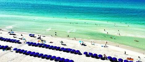 Sulla spiaggia, lettini da mare