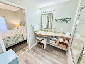 1 slaapkamer, een kluis op de kamer, een strijkplank/strijkijzer