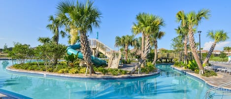 Una piscina al aire libre, una piscina climatizada