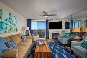 Een smart-tv, een open haard, een dvd-speler en tafelvoetbal