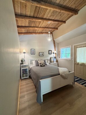 2 bedrooms, free WiFi, bed sheets - Fish, hunt or relax - Riverfront Cozy 2bd Cabin on Umpqua River fenced 1.5 acres (Scottsburg)