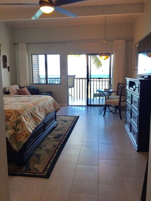 Iron/ironing board, free WiFi, bed sheets - West Maui, Absolute Oceanfront: Nov & Dec Specials (Lahaina)